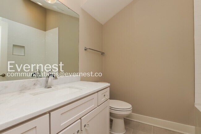 Building Photo - Limited Time Special Offer / 3 Bed/2.5 Bath Townhome with Garage / Pet-Friendly / Vouchers Accept...