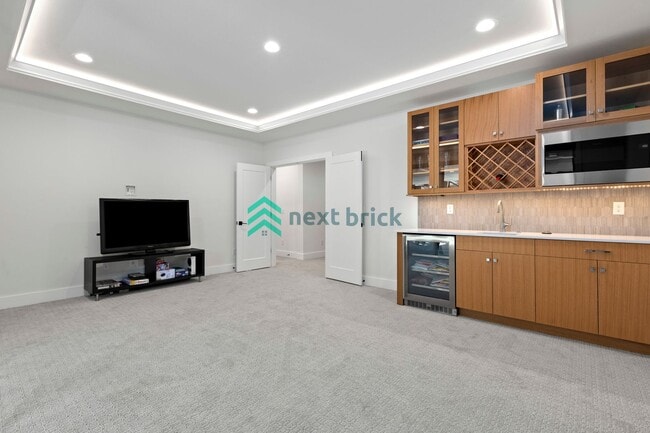Building Photo - Luxury Meets Innovation | Stunning 5Bed, 5...