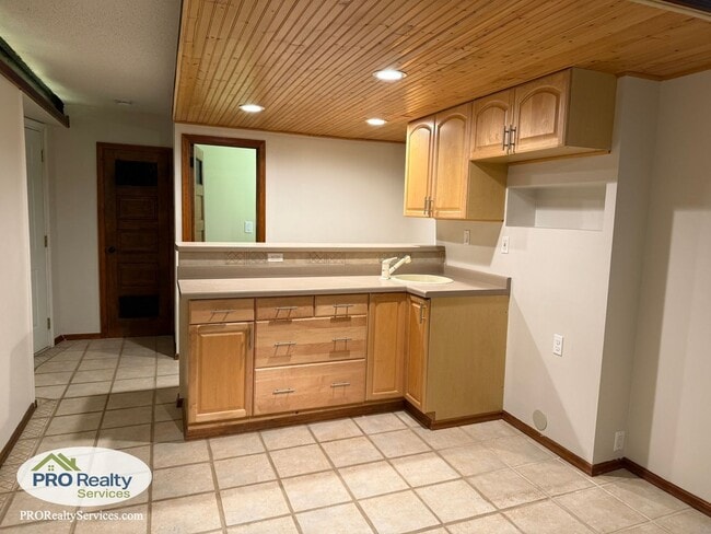 Building Photo - 2 Bedroom **$1,000.00 off 1 Month's Rent w...