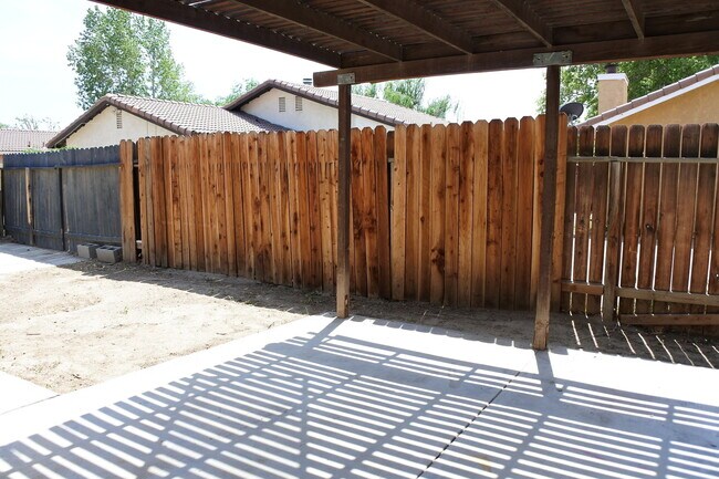 Building Photo - New Listing!
