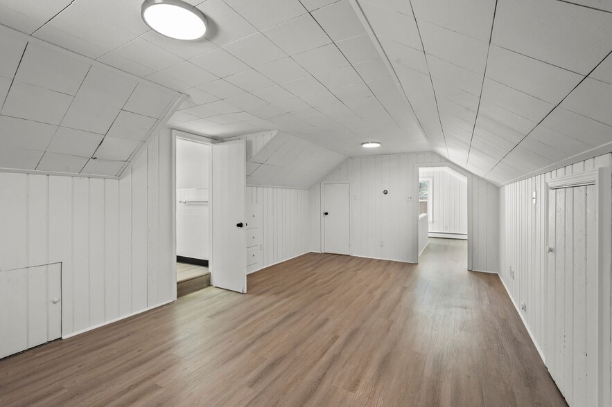 Building Photo - 3223 Anderson Dr