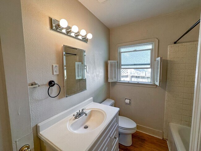 Building Photo - 5 Bedrooms and 3 Bathrooms!