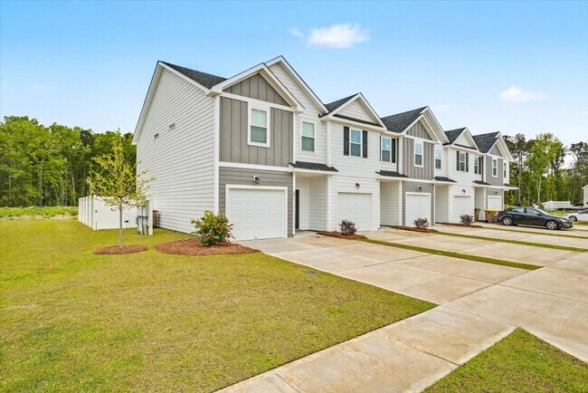 Building Photo - Like New 3 Bed, 2.5 Bath End Unit Townhome in Richmond Hill