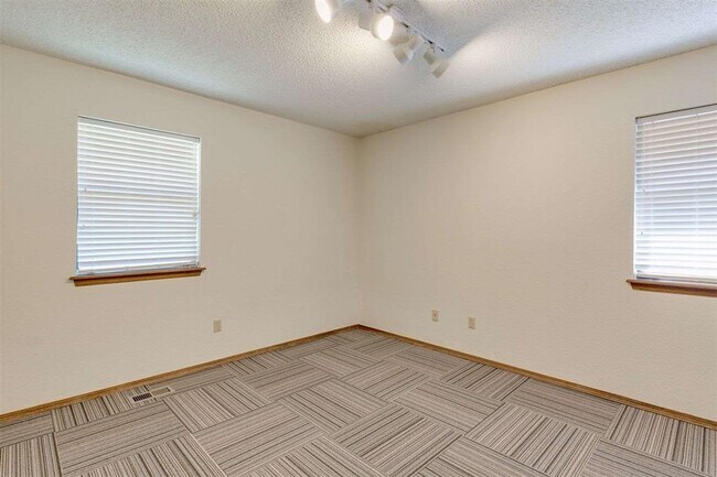 Building Photo - 500 Gray Fox Run