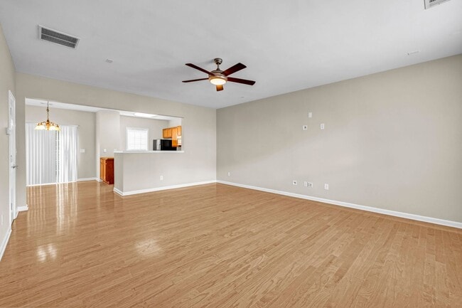 Building Photo - SPACIOUS 3 BEDROOM TOWNHOME