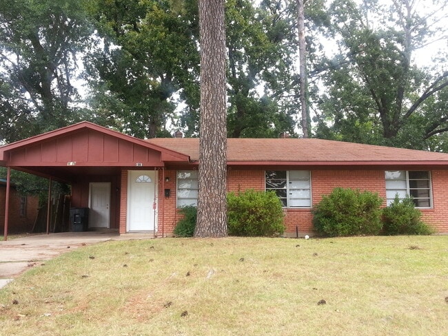 Primary Photo - 919 Pine Tree Dr