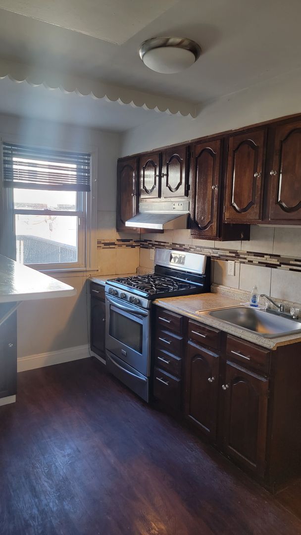 Building Photo - Beautiful Home In West Oak Lane