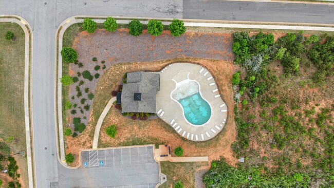 Building Photo - House Beds - 5 Baths - 4