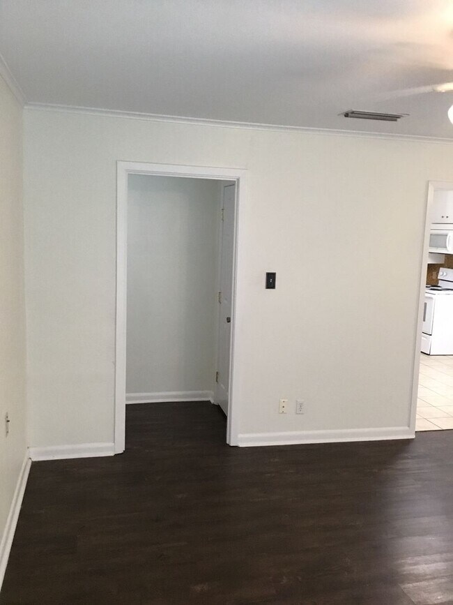 Building Photo - *3/2*SOUTHERN HILLS/SOUTHWOOD*FRESH PAINT*