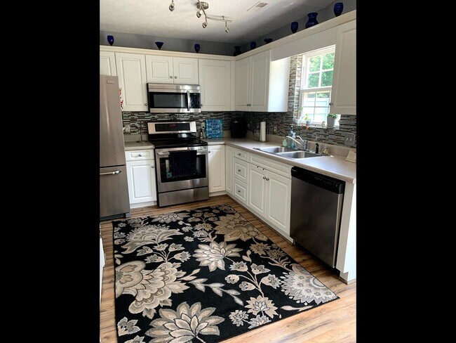 Building Photo - FURNISHED MONTHLY RENTAL AVAILABLE AUGUST ...