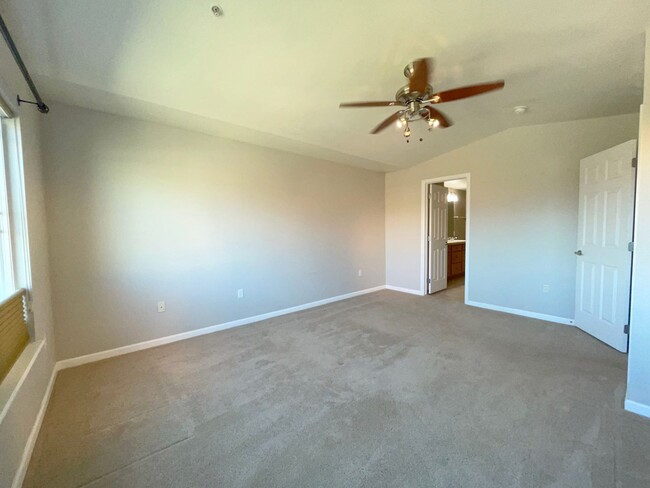 Building Photo - Broomfield! 3 bedroom Townhome! Golf Cours...
