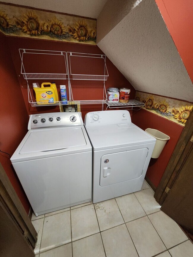 Building Photo - Nice 3BR, 1.5BTH half duplex near schools ...