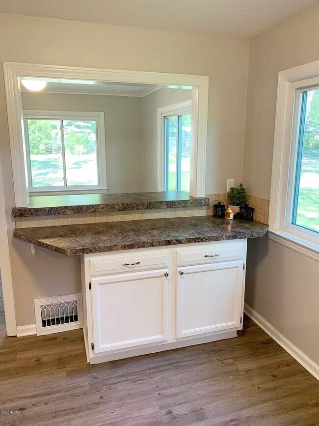 Building Photo - 3 Bedroom Home On Holland's North Side