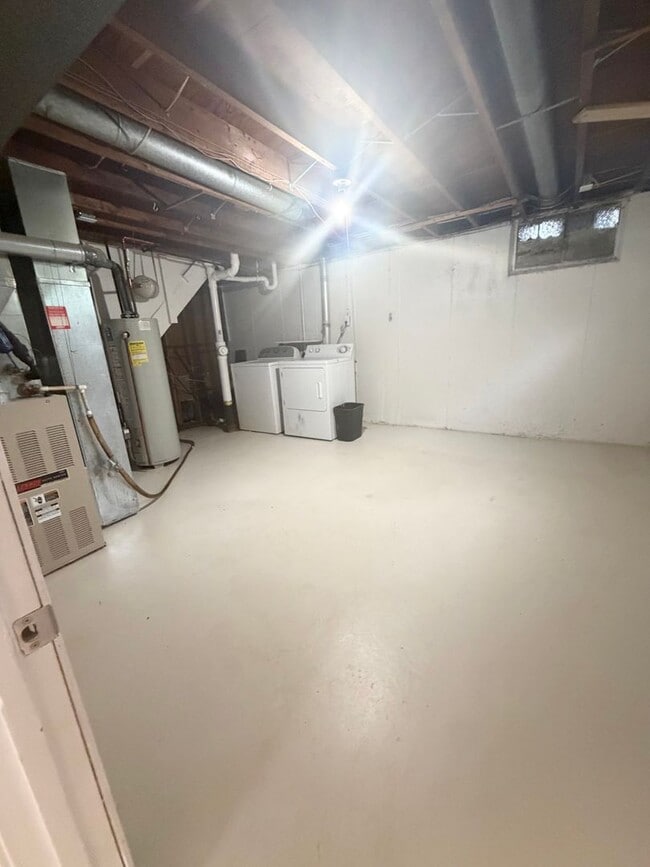 Building Photo - Crestwood Charm 3bd 2bth SFH