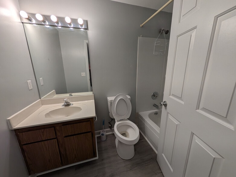 Building Photo - Room in House on Flint Glenn Ln