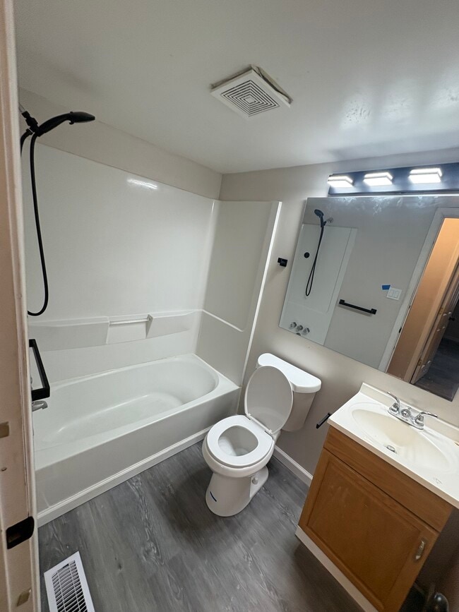 Building Photo - 813 S Grosvenor Ct