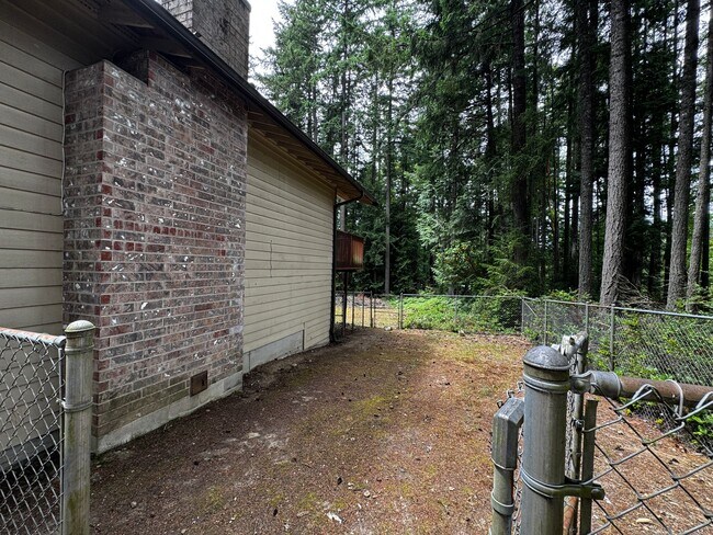 Building Photo - Silverdale Split-Level Home with Bonus Are...