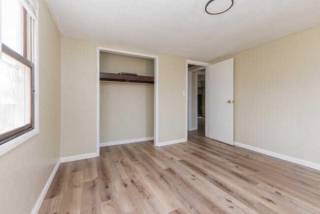 Building Photo - 2904 S Pershing Dr