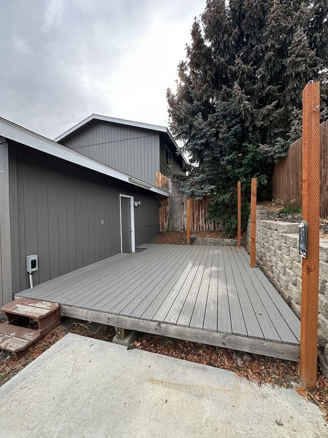 Building Photo - 336 Satus St