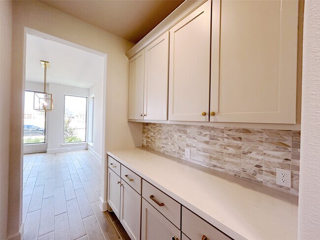 Building Photo - 5406 Holly Holw Ln