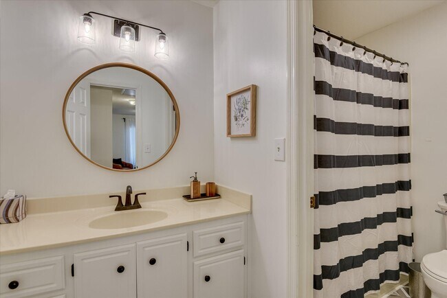 Building Photo - 869 Hickory Ridge Rd