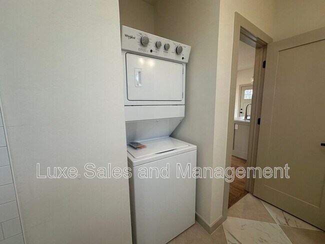 Building Photo - 911 NE 16th St