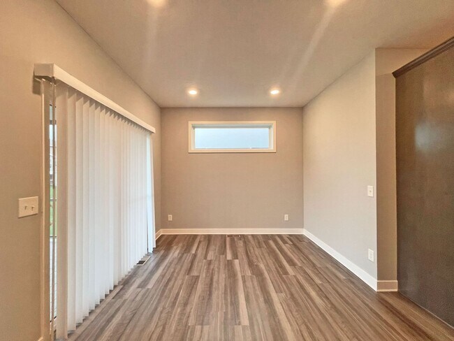 Building Photo - Sparkling, SPACIOUS Like-New Home with 3 B...