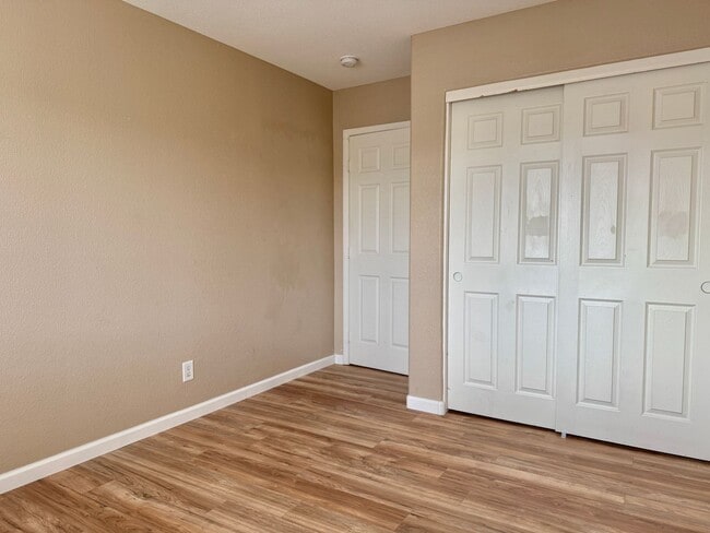 Building Photo - Spacious Living, Granite Counters, Great Location!