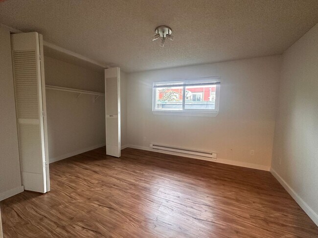 Building Photo - Spacious Top-Floor 2BD in Beautiful Magnol...