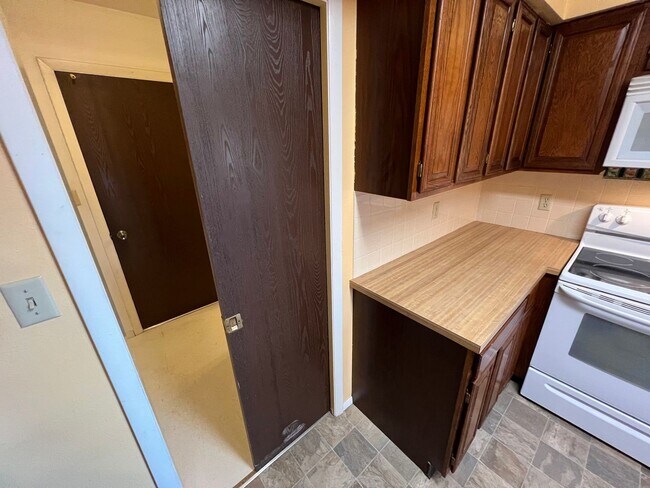 Building Photo - 3 Bedroom, 1.5 Bath Townhome W/ Attached S...