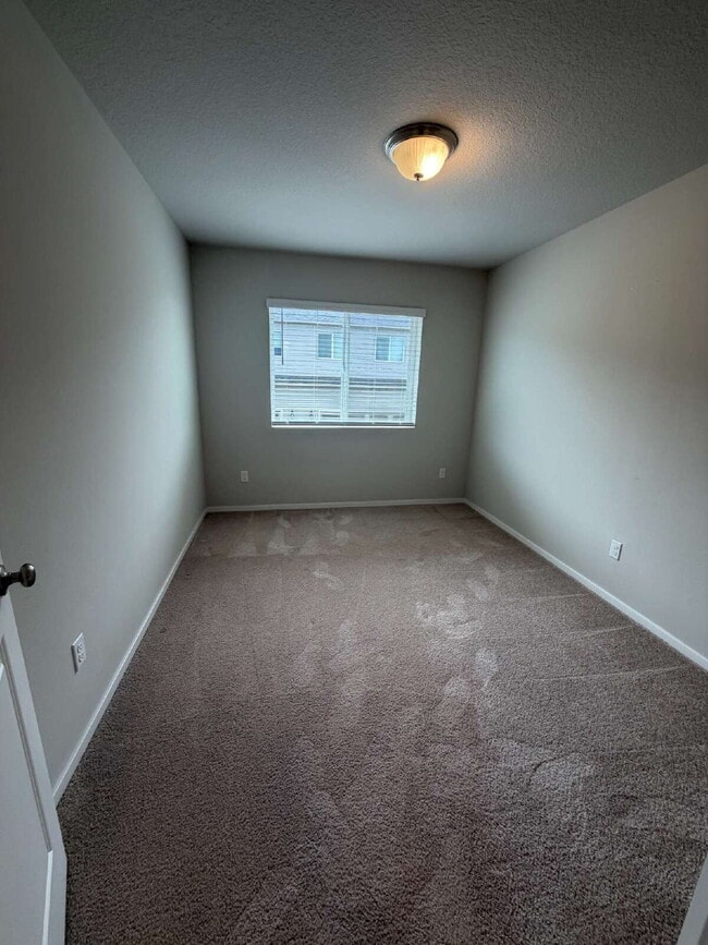 Building Photo - 3 Bedroom / 2.5 Bathroom Townhome - Near Bethany & PCC