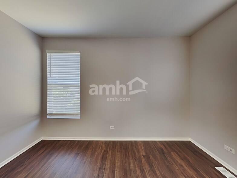 Building Photo - 1401 Roth Dr