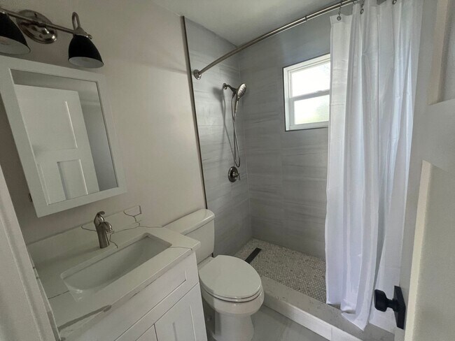 Building Photo - ANNUAL ** $1,395/month ** 3/4 Mile from Su...