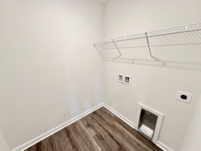 Building Photo - 4-Bedroom Home - Woodlands