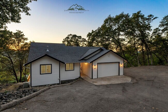 Building Photo - 4 bedroom 2.5 bathroom home with Panoramic views!