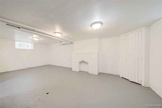 Building Photo - 16890 Sorrento Ave