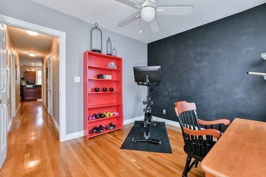 Building Photo - 544 E 8th St