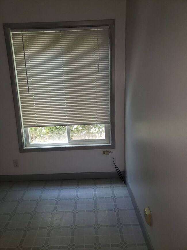 Building Photo - 1065 NE Duncan Ln