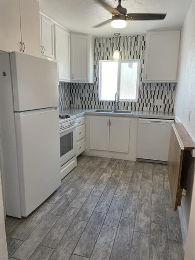 Building Photo - Minutes to U of A Duplex