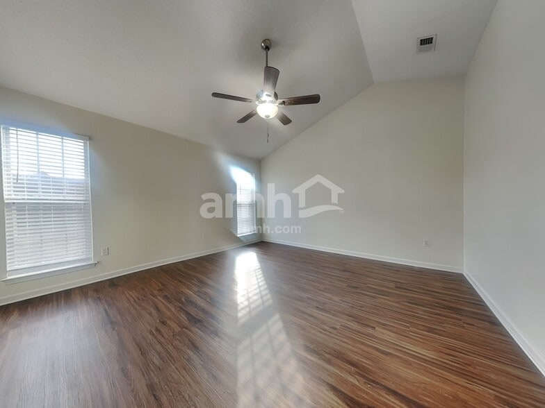 Building Photo - 2605 Hunters Pointe Dr