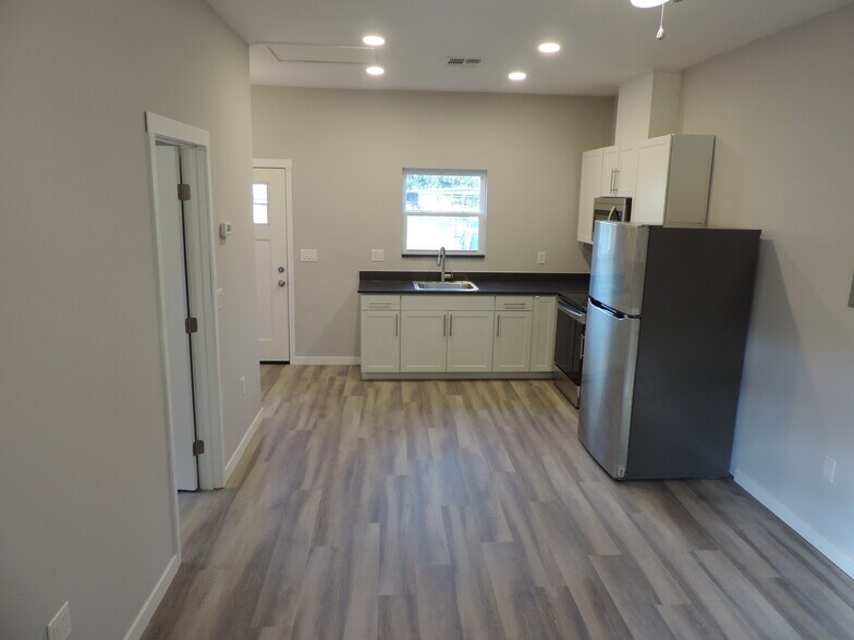 Building Photo - 2704 E Washington St