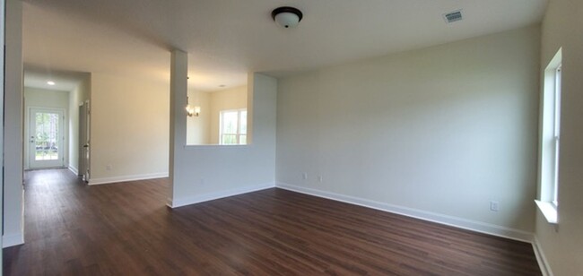 Building Photo - **RATE DROP ALERT & MOVE-IN SPECIAL: $300 ...