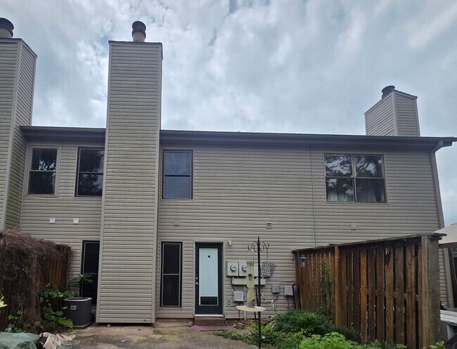 Building Photo - 2588 E Sweetbriar Dr
