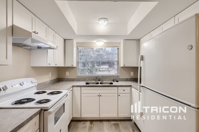 Building Photo - 25200 Quaker Ridge Ave