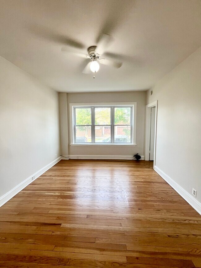 Building Photo - 4958 W Dickens Ave