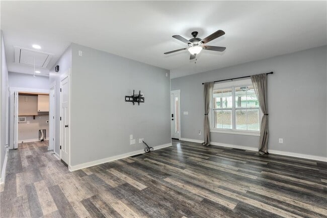 Building Photo - 623 Sweetwater Creek Dr