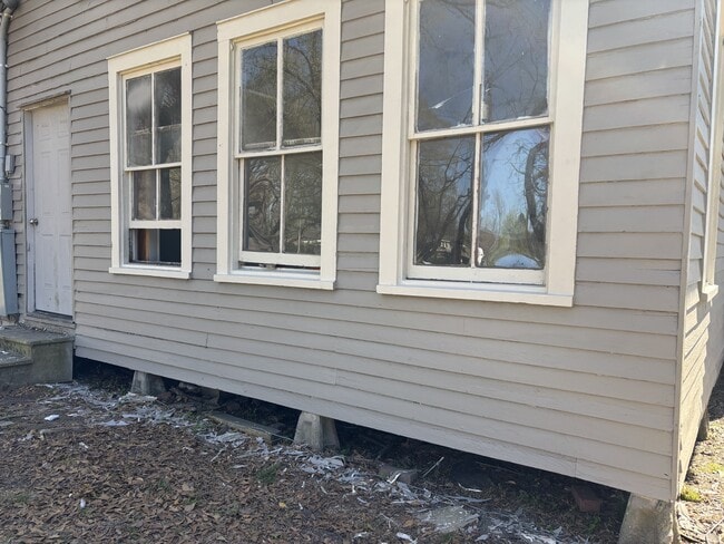 Building Photo - 423 Sampson St