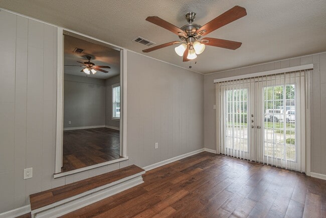 Building Photo - 208 17th Ave N