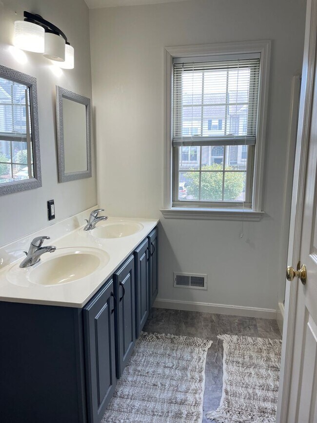 Building Photo - Beautiful Luxury Townhome in Lancaster