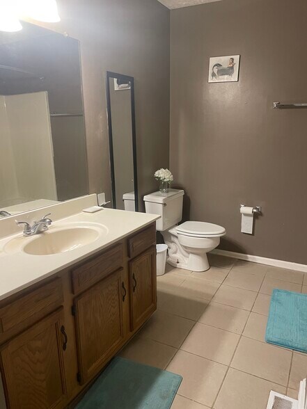 Building Photo - 1109 Waggoner Ct W